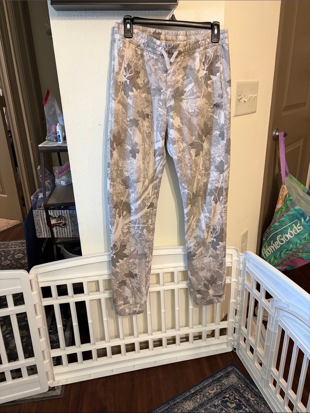 abercrombie kids essential icon joggers  Camo Leaf Print size 15/16 LONG - Picture 2 of 5